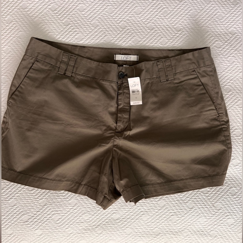Women’s LOFT by Anne Taylor olive colored khaki shorts size 18